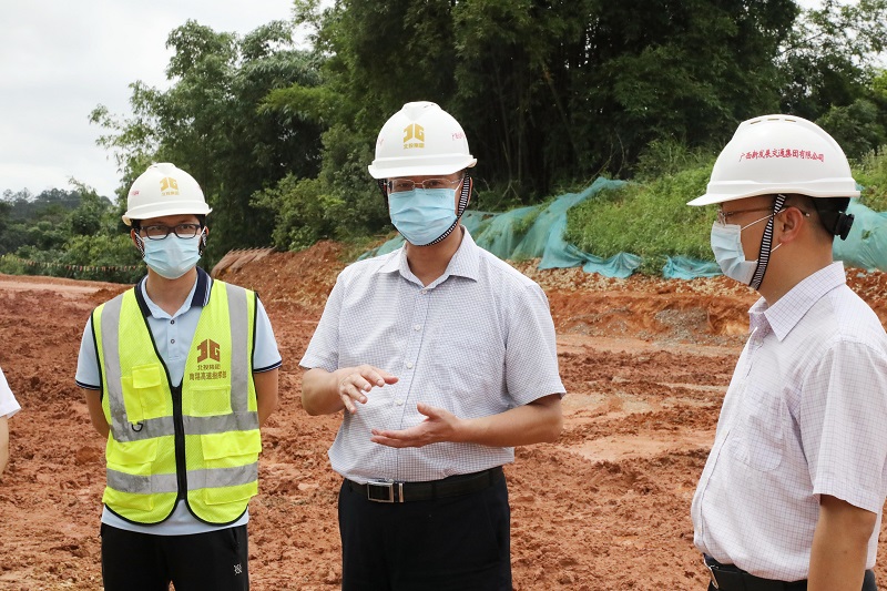 圖2:林海波(左二)在南湛高速K108 500現場督導.jpg